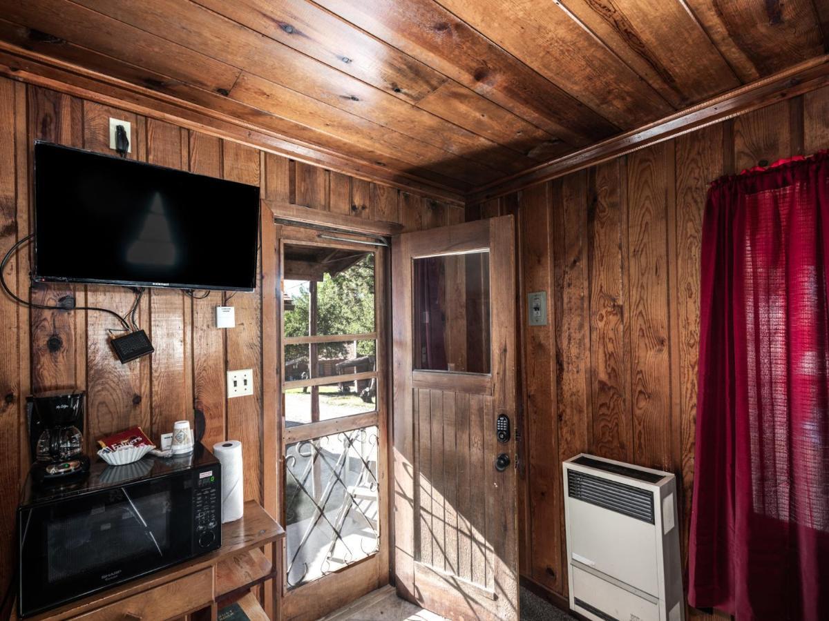 Apache Village Cabinette 15, Queen Bed, Midtown, Sleeps 2 Ruidoso Exterior photo